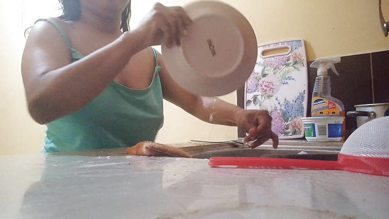 PATY PATY: Membasuh pinggan membuatkan saya miang jiran menonton saya melalui tingkap...