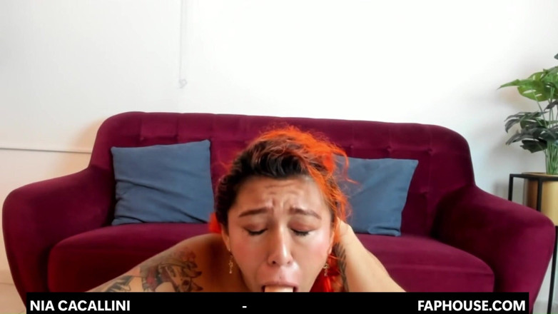 Nia Cavallini: Buntes Haarmädchen Macht Einen Großen Deep Throat P1