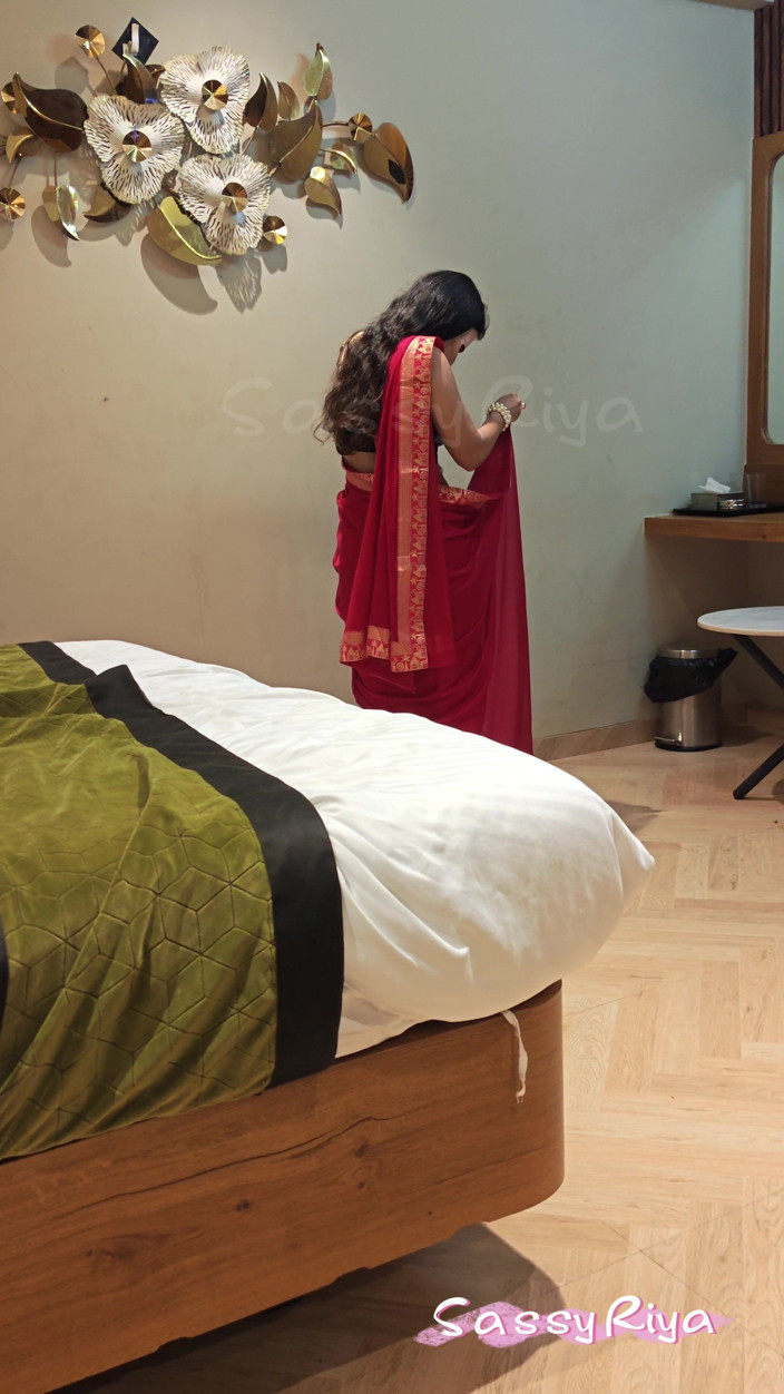 Sassy Riya: Sassy Riya Ubrana w Saare