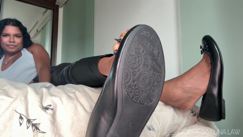 Goddess Luna Law: Des ballerines puants se balancent