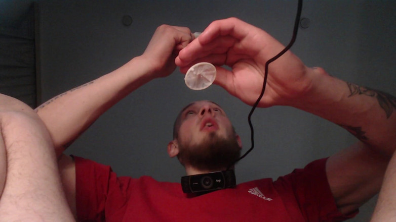 Hunky time: Ayah Dominan Cum di Kondom