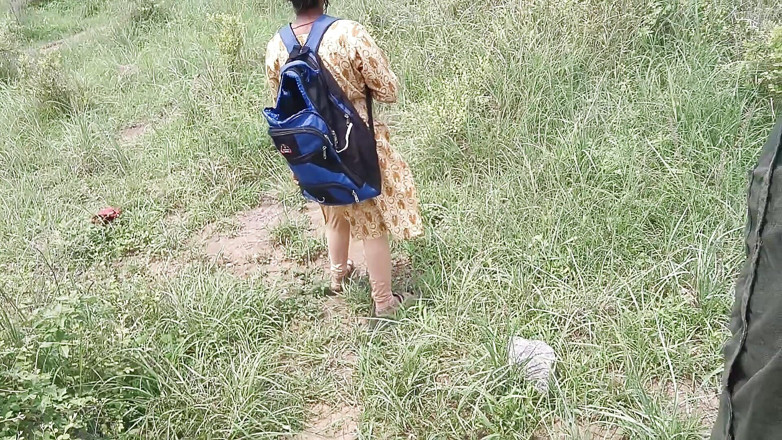 Fuckkkker: 德西学生妹户外印地语性爱 - 热门手机拍摄