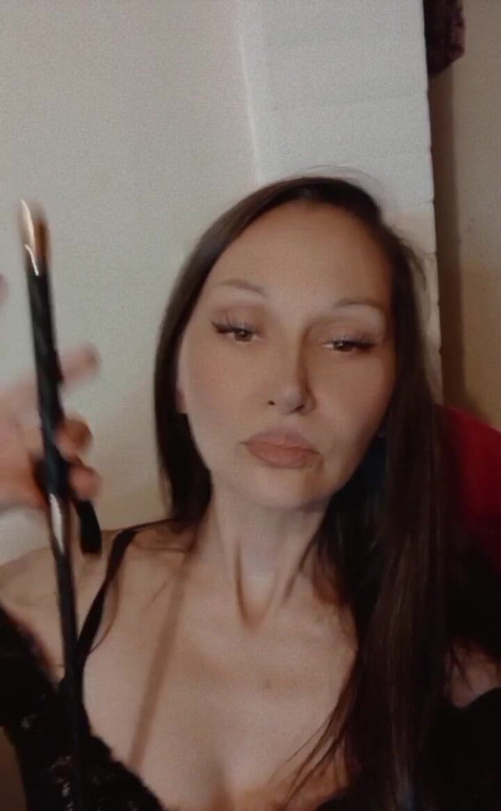 Dominatrix Redsonyja: Ajută-o pe regină să stea pe Tron. Partea 2
