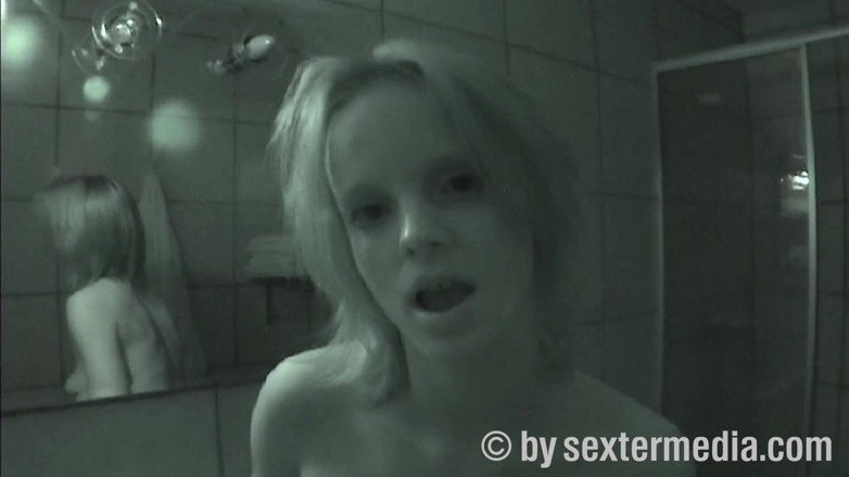 Petty by Sextermedia: Golden Shower teenie Petty正在撒尿游戏