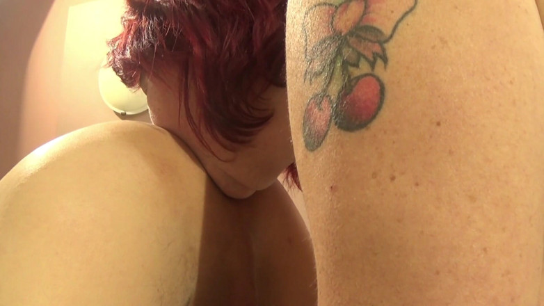 Peccatrici Produzioni: Calda tettona tatuata succhia e scopa un grosso cazzo