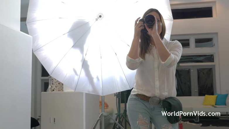 Selected worldwide porn: Jenna J ross在两个女同美女的帮助下获得了强烈的颤抖高潮