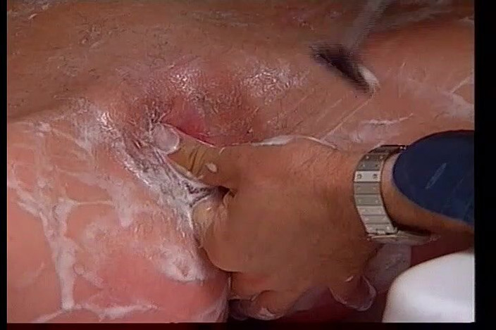 Perfect Porno: Соковиту тінку поголяють і облизують