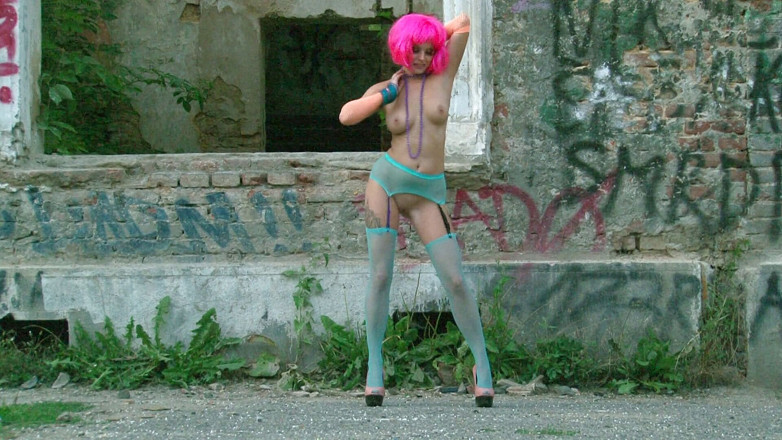 Public Entertainment: Gata sexy com cabelo colorido adora provocar com seu corpo...