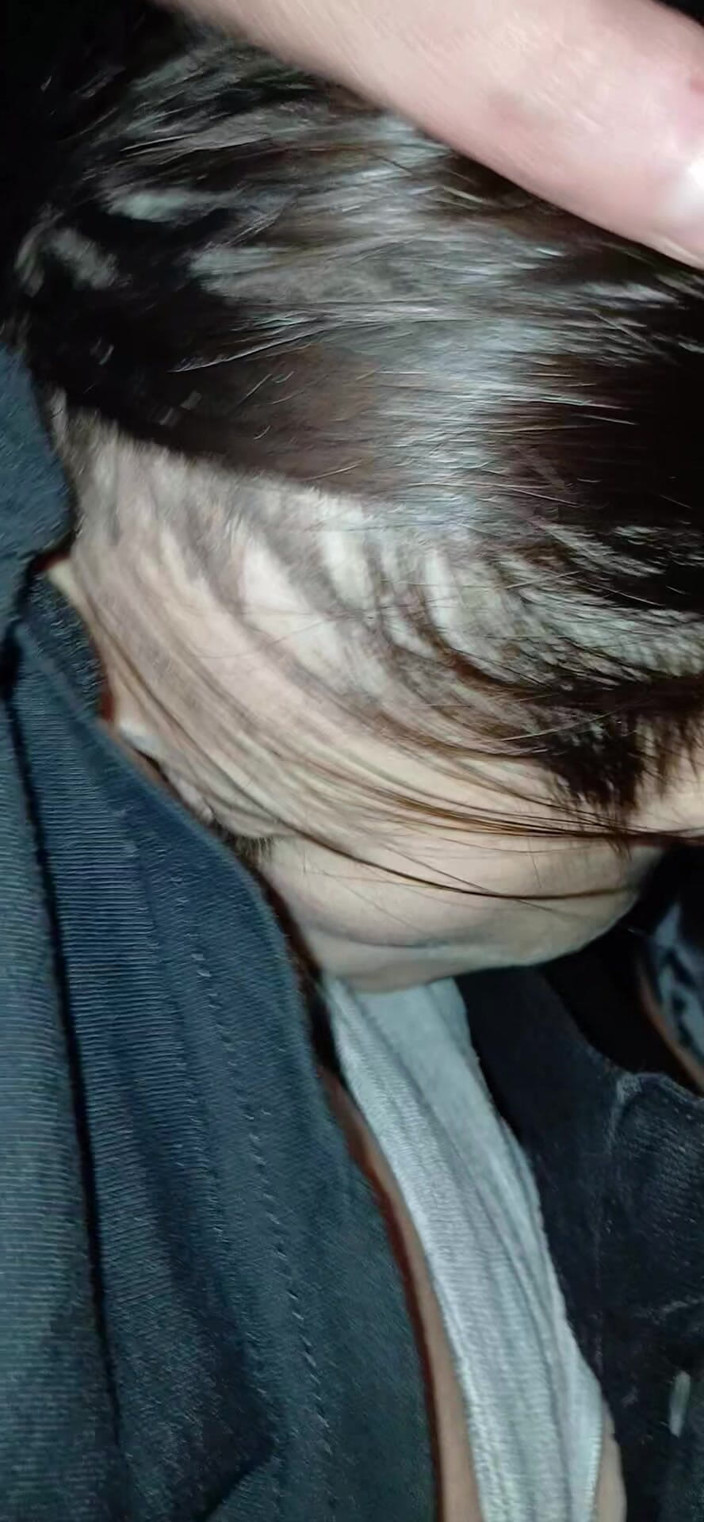 Lesbian-illusion: M-a prins împotriva unui copac în parc și mi-a mâncat cu lăcomie pizda