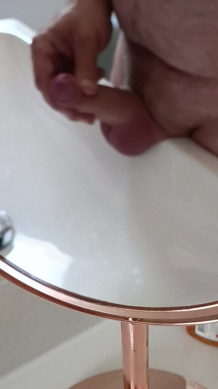 Dem king: Masturbándose solo en el baño