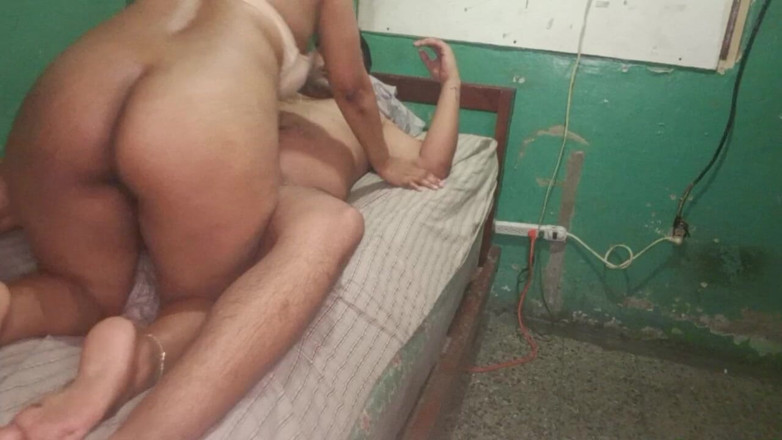 BigassMILF40: Zezadu s velkým zadkem Desi Tamil ji téměř otěhotněl