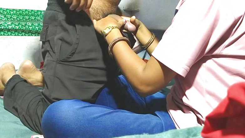 Rakul008: La demi-sœur sexy Si Ster Sanjana en t-shirt et J...