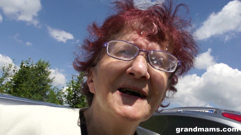 Grandmams: Mulher de 80 anos chupa cara de 18 anos