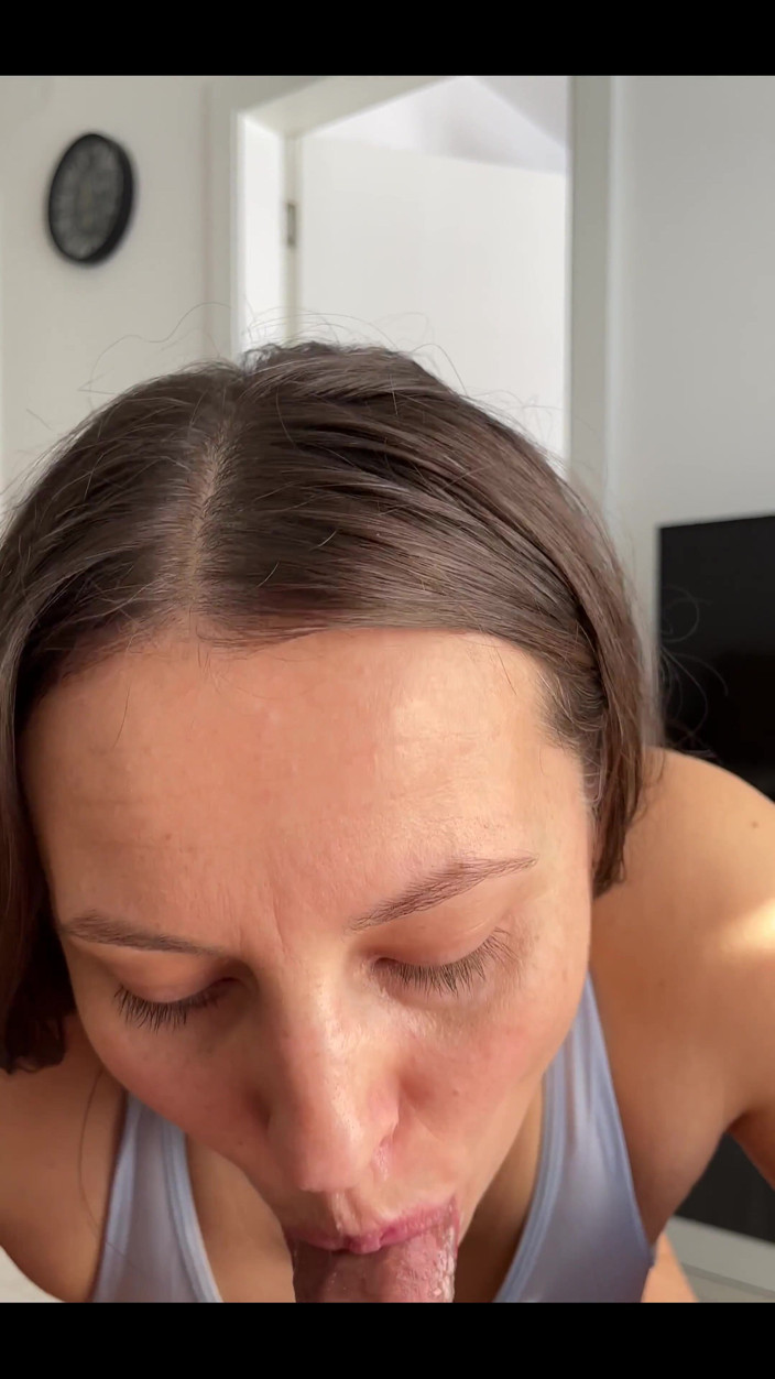 Crypto Mommy: Regardez son joli visage et ses pervers quand elle baise,...