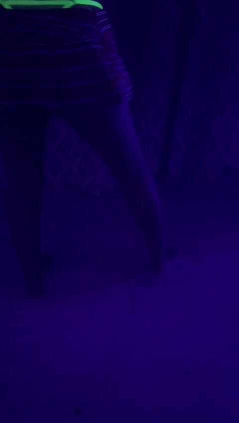 Caramela Sluty Wife: Twerking perfekt kropp kort kjol neon underkläder på nära håll...