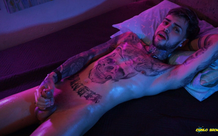 Inked Mike: Un caldo ragazzo tatuato si masturba il suo grosso cazzo...
