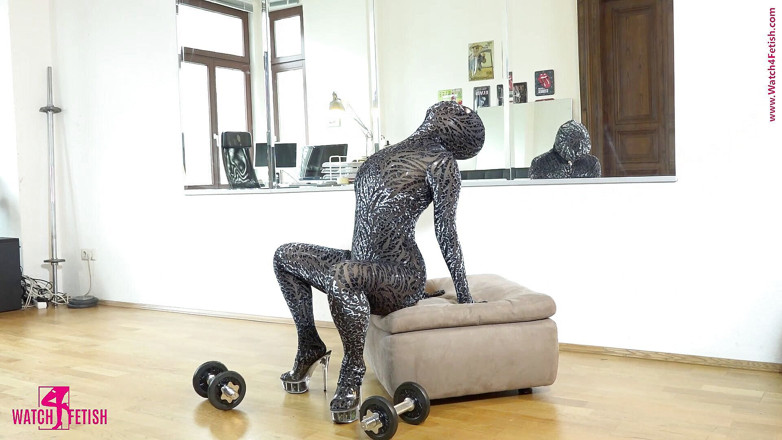 Fem Latex: Exercícios esportivos em látex e zentai