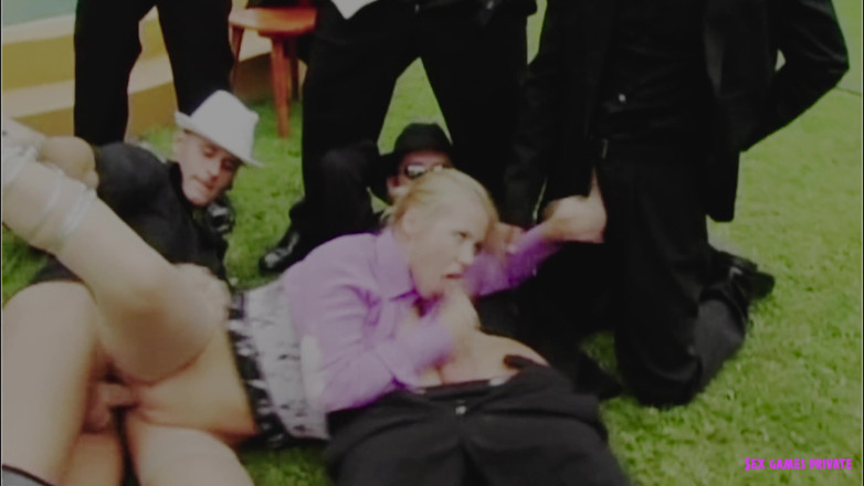 Czech Pornzone: Une blonde super sexy se fait baiser par un groupe...