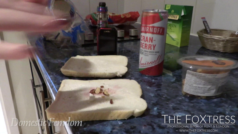 Domestic femdom: I rimpianti dello schiavo che ha chiesto un sandwich