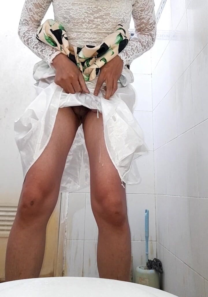 Naomisinka: Travestinin saten eteğini ıslatan idrar ve sperm akışı