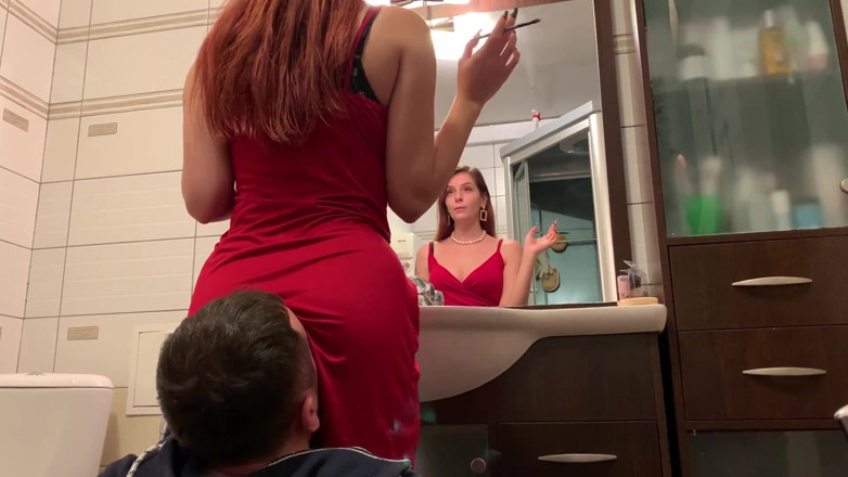Petite Princesses Femdom: Padrona Sofi in abito rosso usa schiava sedia - ignora la...