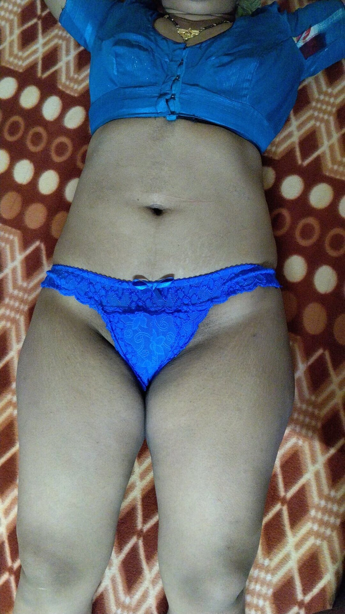 saira454: Quente linda meia-irmã em casa sozinha se masturbando