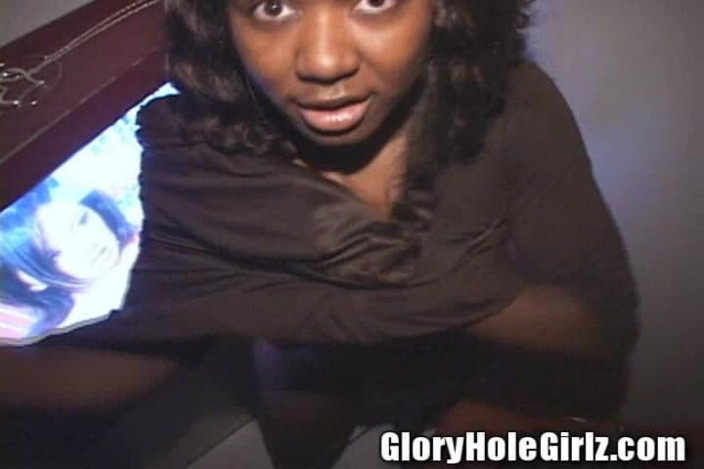 Glory Hole Girlz: Pelacur kulit hitam dengan toket aduhai lagi asik nyepong kontol...