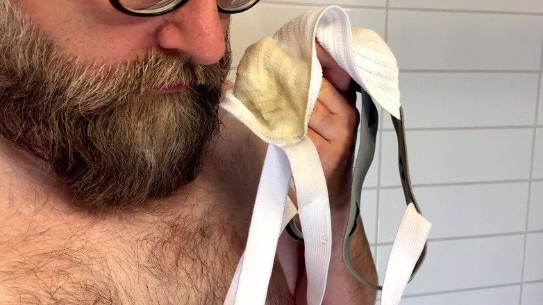 Beardedcummer: Un mec pisse dans ses chaussettes blanches et ses pets