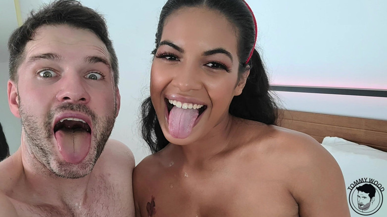 Tommy Wood XXX: Sexo navideño con la sexy estrella de ébano Maya