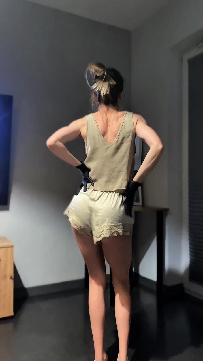 SalomeMassimo: Selbstgemachter Striptease