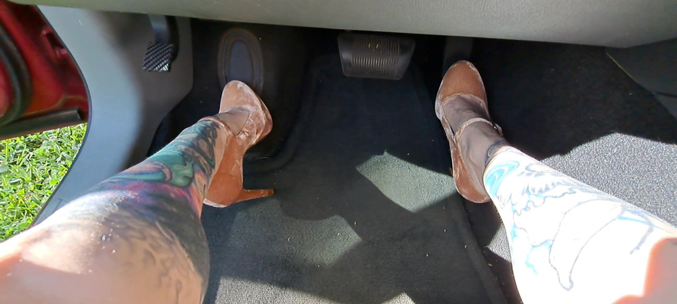 PandoraSG: Педаль штовхає в beige velvet stiletto pumps