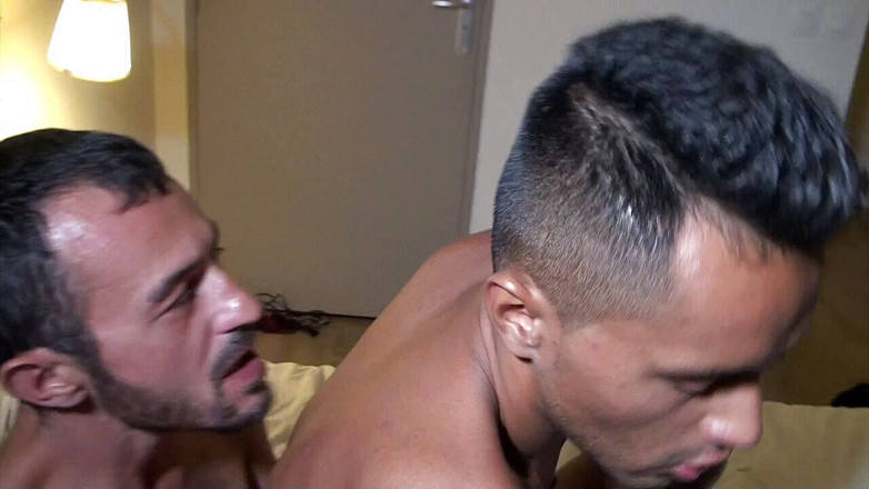 YOUNG FUCKED BY OLDER: seksi laitina tvink ki daidi dvara masti ke lie chudaee