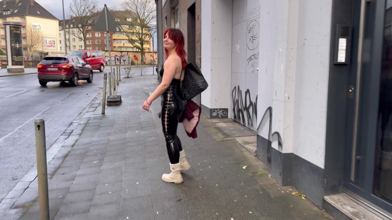 Femme Sandy: 露出狂のドミナントと屈辱的なサブ:エレナ女王がフラッシュをし、その後ギャグと歩くシシーなファムサンディ