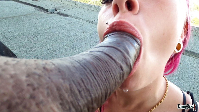 Cumbizz: Střešní kitty anální šukání s velkým černým pérem