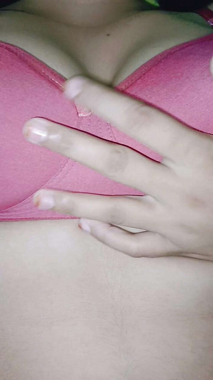 Sumi_couple_lesbian: Teman wanita saya menunjukkan penjarian pepek melancap dengan buah dada...