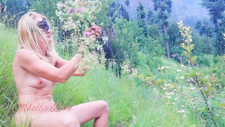 Abella Love: Моя перша оголена прогулянка в лісі, щоб зробити вінок
