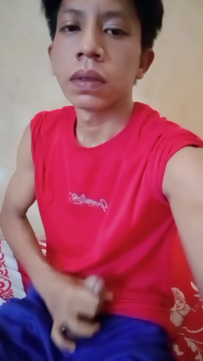 Zirul Uwu: काले लंड को हिलाने की विशिष्ट शैली वाला सुंदर आदमी
