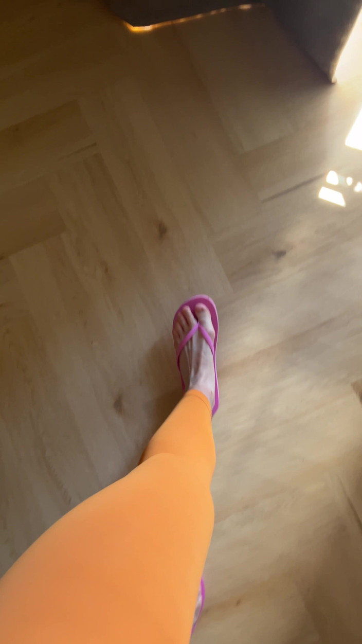 Feet: Lubię Chodzić W Różowych Japonkach
