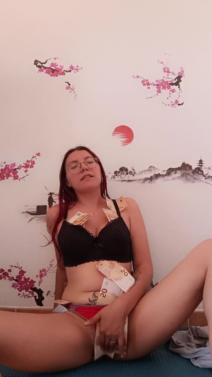 Softbrattypuppy: Su dominatrix financieramente dominante disfruta de sus ingresos