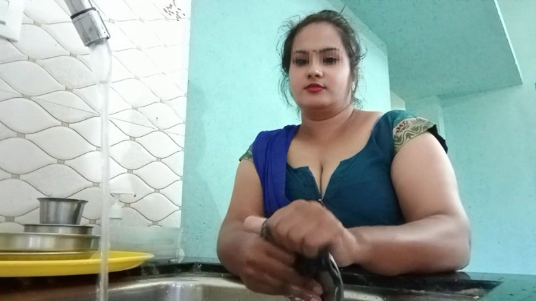 Indian Disha: Dhaka a donné des ustensiles à desi bhabhi dans la cuisine...