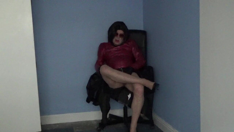 Leather Kirsten: Гра в шкірі та на високих підборах