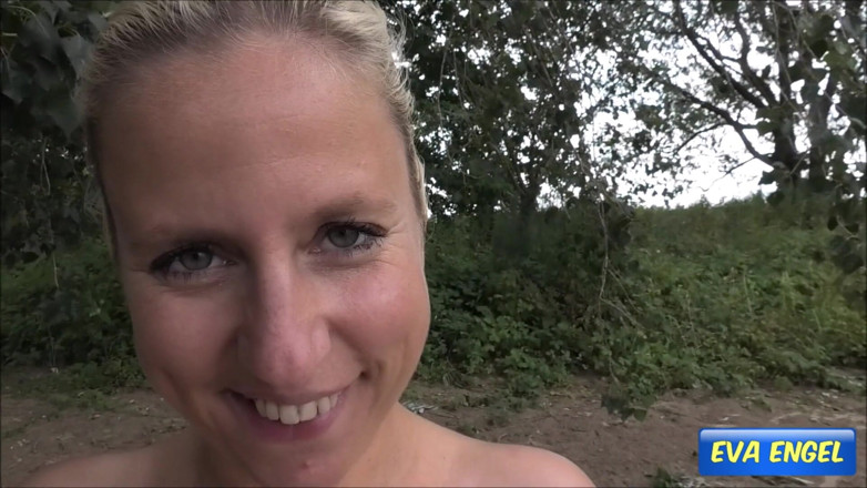 Eva Engel: Oškliví cizinci mě šukají venku bez kondomu