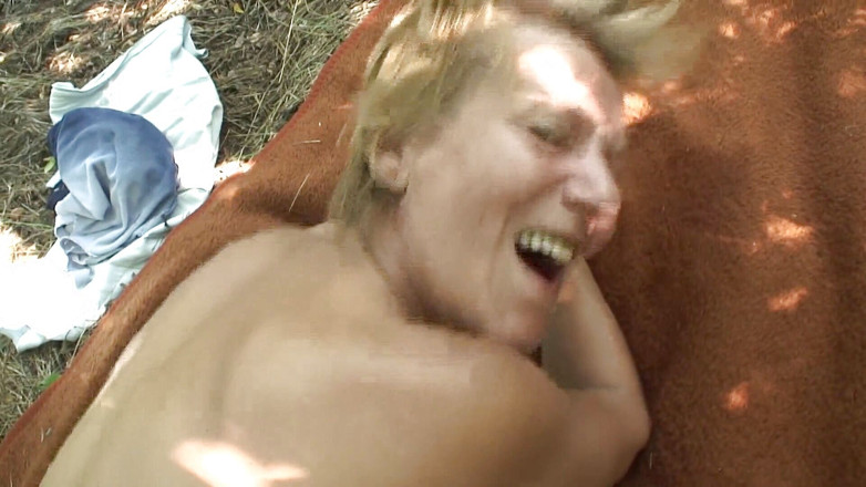 Mature Climax - 100% Mature Videos: Peluda madura puta recebe de quatro ao ar livre