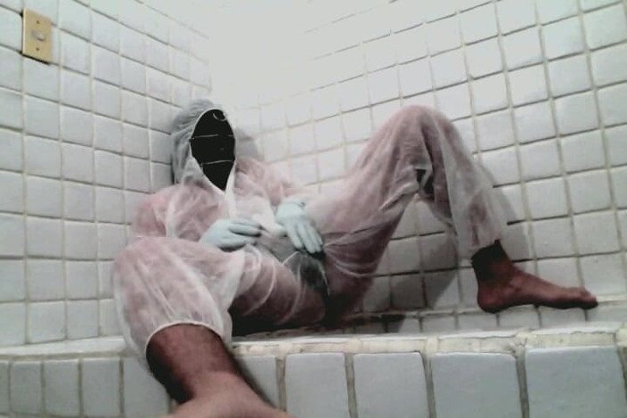 Demon Maniac 33: Femboy mascată în costum se pișă și ejaculează