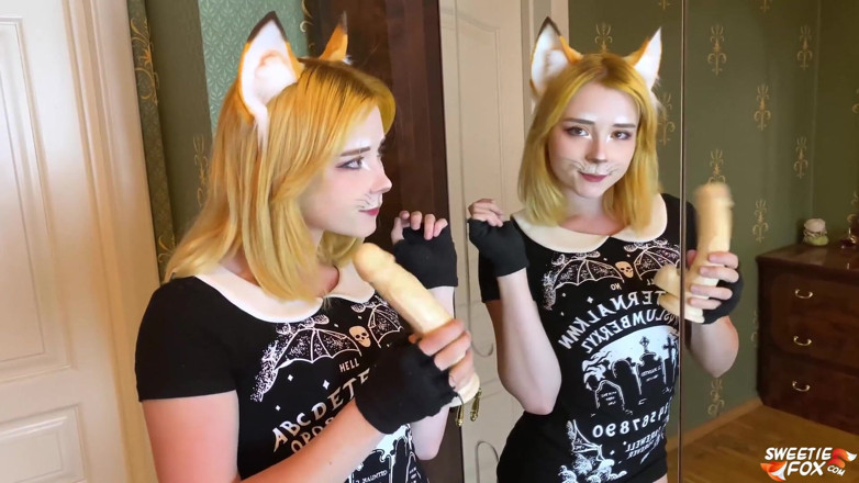 Sweetie Fox: Foxy głęboko wysysających penisa i piesek rucha się przy lustrze -...