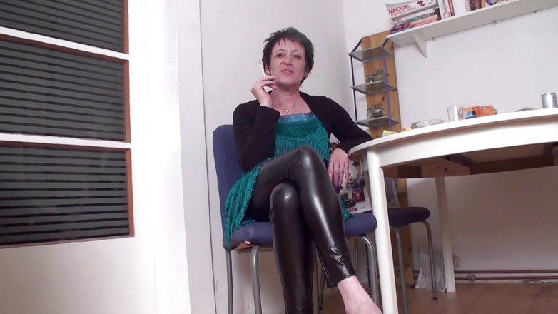 Femdom Austria: kaale baal vaali paripakv randi sigret pi rahi hai