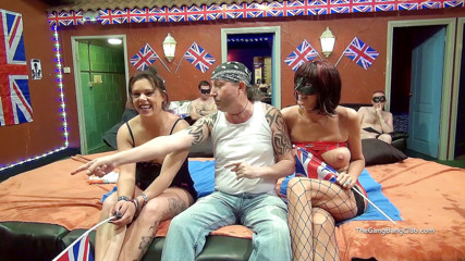 The Gangbang Club: Cewek dewasa bertopeng sama trinty di pesta seks grup seks