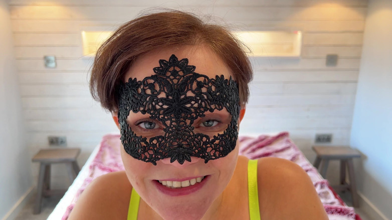 Queen-Lucy: Jouer avec un gode vibrant sexy