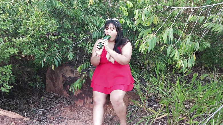 Sex_temptationX: gordinha se masturba com o pepino que seus pais a...
