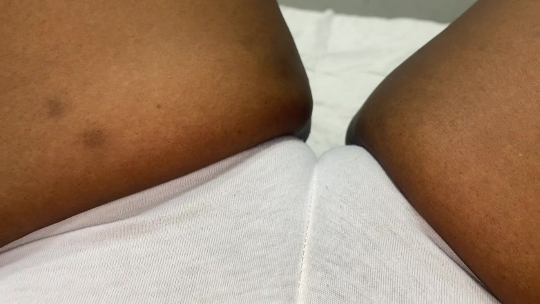 omairaberbatov: Une belle-mère masturbe son gros vagin devant la caméra